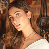 Aretes de herradura pequeña vista en persona 2